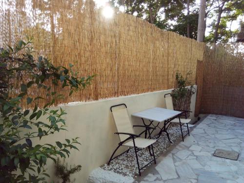  Fully Furnished Relaxing Apartment with Garden, Unterkunft in Iraklio