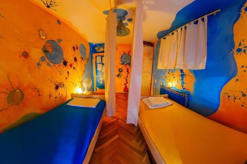 6 twin beds