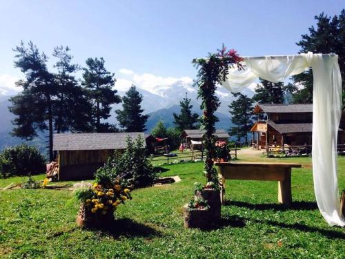 Heshkili huts Svaneti