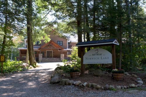 The Retreat At Norwich Lake - Accommodation - Huntington