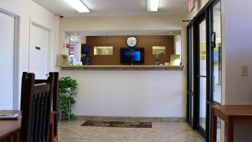 Carom Inn a Travelodge by Wyndham Denham Springs-Baton Rouge