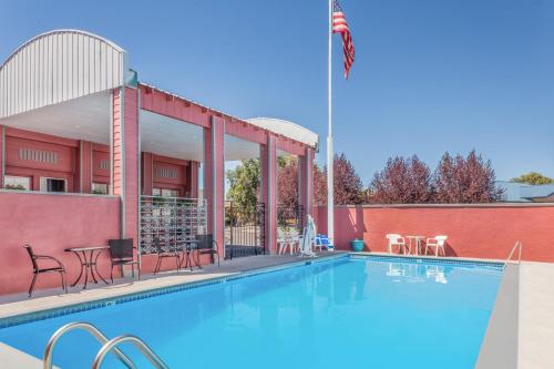 Days Inn by Wyndham Burns - image 7