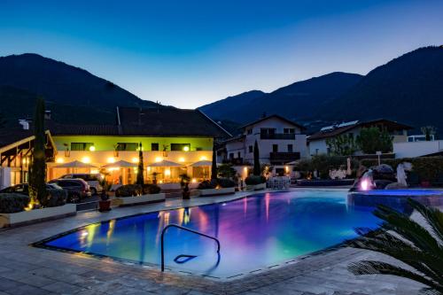 SCHLOSSHOF SÜDTIROL - Hotel & Camping Resort in Lana