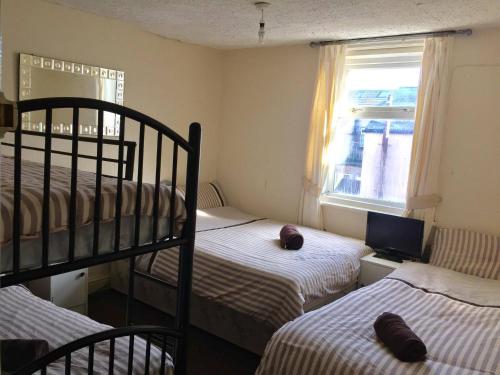 The Galloway Room Type - Family Room with Shared Bathroom