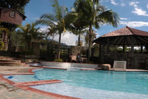 hotel la casa del arbol campamento san