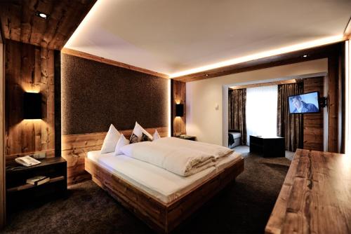 1 queen bed, 1 sofa bed
