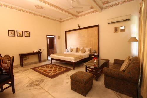 The Birders Inn Located in Vijay Nagar Colony, The Birders Inn is a perfect starting point from which to explore Bharatpur. Featuring a satisfying list of amenities, guests will find their stay at the property a com