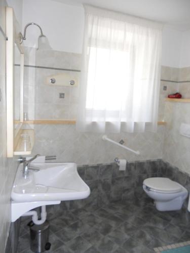 Bathroom, B&B Agritur Affittacamere Capra Mauro in Carzano