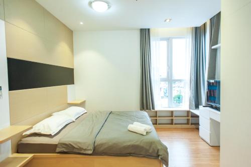 

Infinity Edge Pool Apartment- Landmark