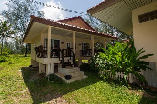 Pranee Beach Bungalows - Tap to explore photos