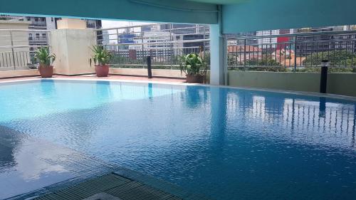 Swimming pool, Holiday Place Kuala Lumpur near LRT Train Station - Damai LRT