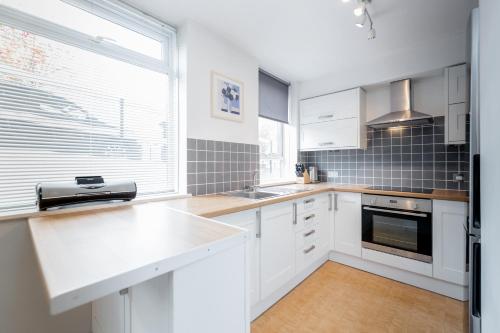 Putney 1 Bed Apartment by BaseToGo - image 12