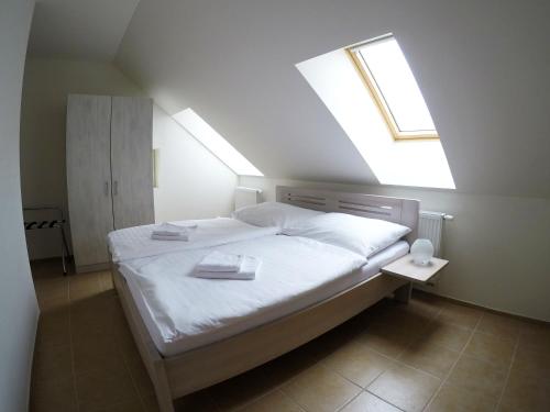 1 double bed, 1 twin bed, 2 sofa beds