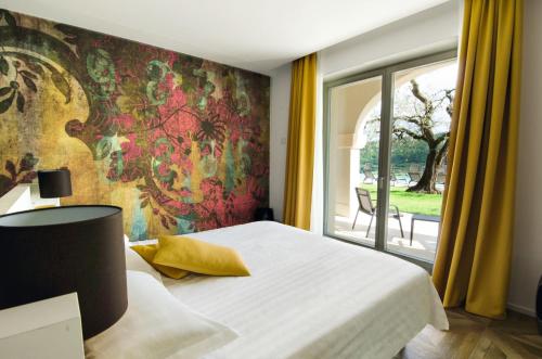 Suite, ground floor, junior, courtyard view, pool view