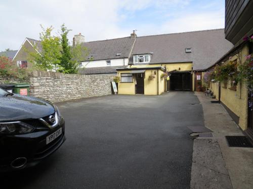 Borderers Inn in Brecon center