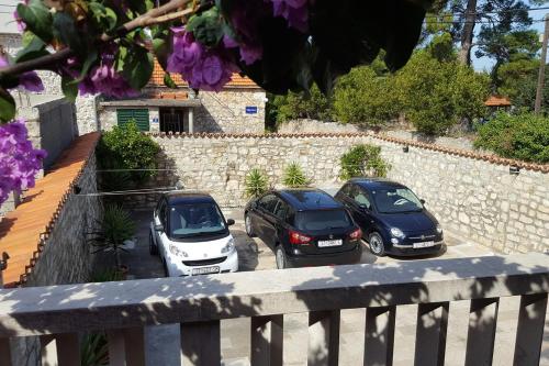 Apartments by the sea Sutivan Brac - 2946 - image 3