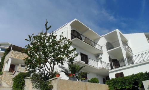 Apartments by the sea Tisno Murter - 11289
