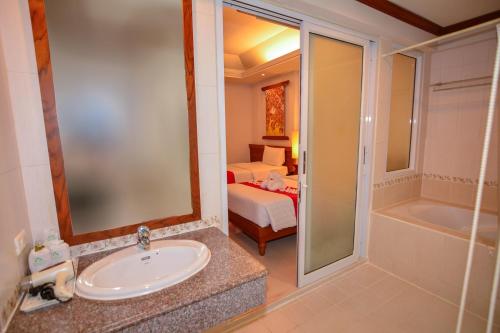 room detail thumbnail 2