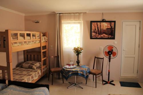 1 queen bed, 1 twin bed, 1 bunk bed