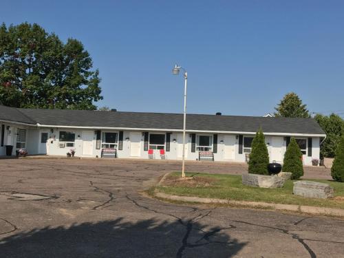 ทัศนียภาพภายนอกโรงแรม, Travellers Inn in เพมโบรก (ON)