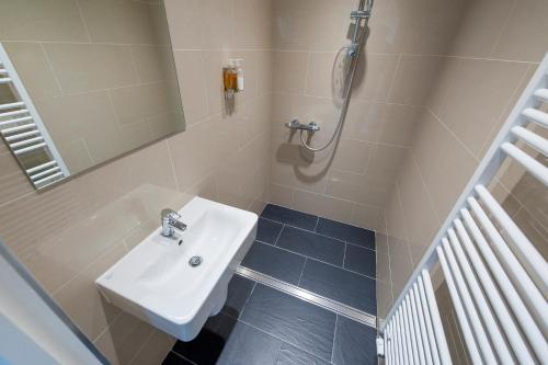Number 17 Bath - image 10