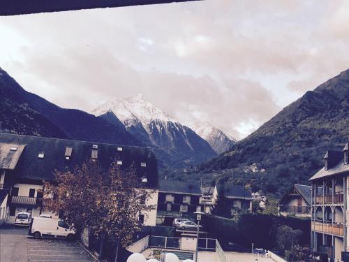 Apartment with Mountain View