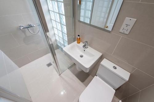 Number 17 Bath - image 2