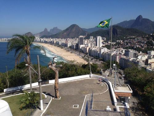 Edificio ALONE com terraco na quadra da praia, espacoso e silencioso