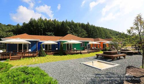 Rainbow Hwangto Pension Ideally located in the Bongpyeong-myeon area, Rainbow Hwangto Pension promises a relaxing and wonderful visit. The property features a wide range of facilities to make your stay a pleasant experience.