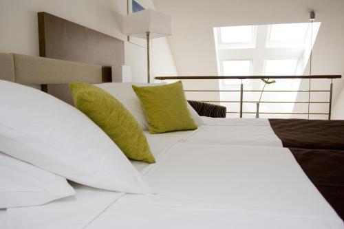 1 queen bed, 1 sofa bed