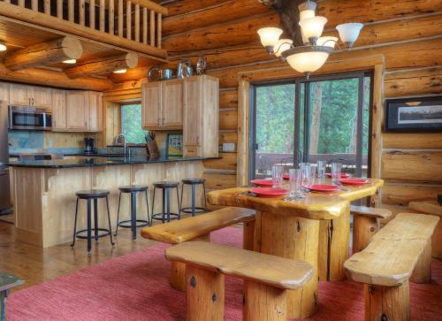 Mounticello Log Cabin - image 3