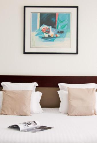 1 king bed, 1 sofa bed