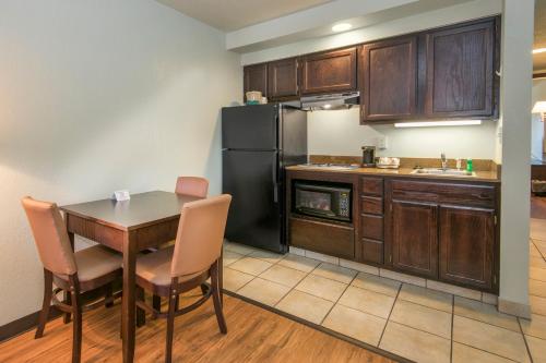 Markham House Suites Little Rock Medical Center - image 5