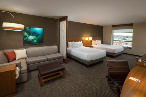2 queen beds, 1 sofa bed