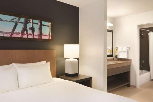 One-Bedroom King Suite image 3
