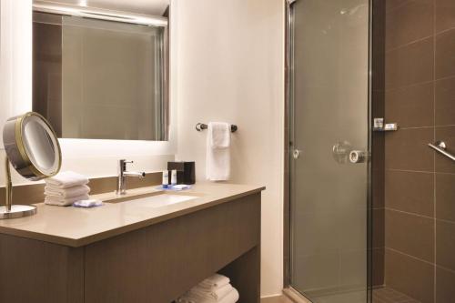 Queen Room with Roll-In Shower - Disability Access