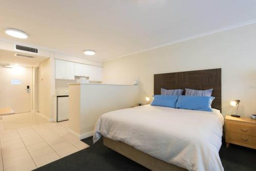 Grande Esplanade Studio - New bathroom - image 12