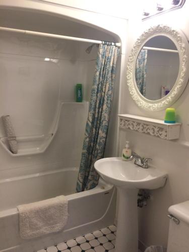 Queen Room with Private Bathroom image 6