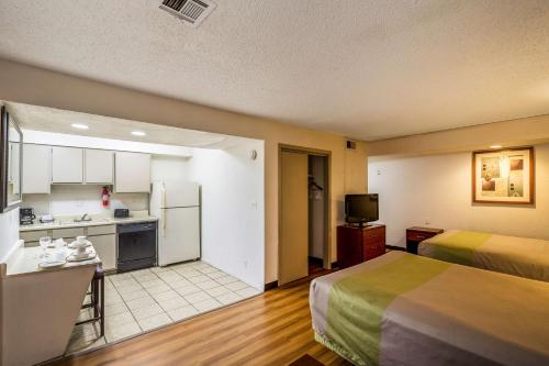 Studio 6-Tulsa, OK Set in a prime location of Tulsa (OK), Studio 6 Tulsa puts everything the city has to offer just outside your doorstep. Both business travelers and tourists can enjoy the hotels facilities and servic