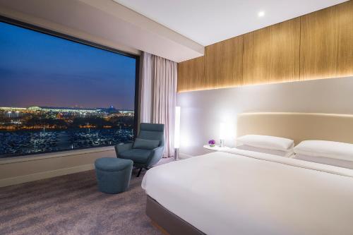 King Room with Airport View