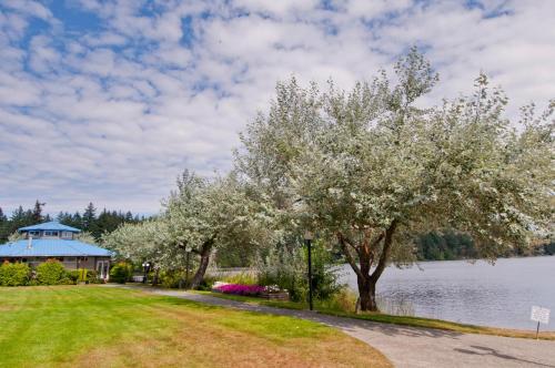 Inn on Long Lake