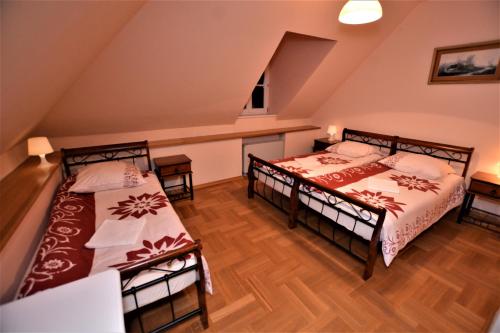 3 twin beds