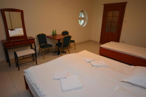 3 twin beds