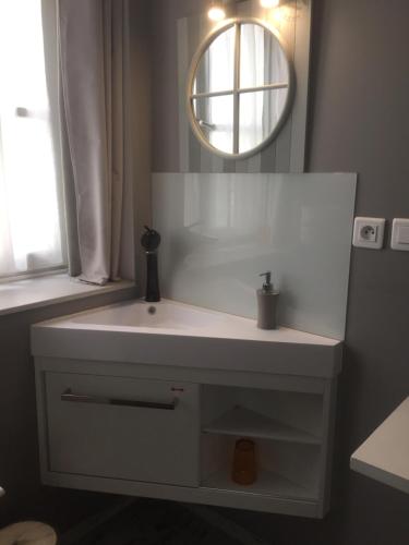 Lyon City Home's Bed & Breakfast - image 2