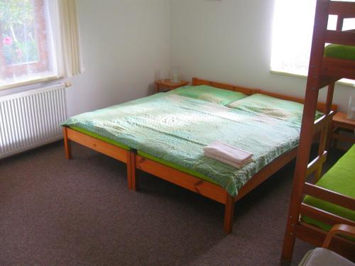 2 twin beds, 2 bunk beds