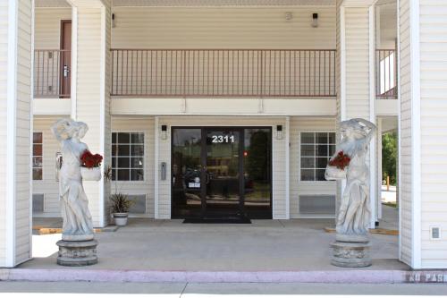 Carom Inn a Travelodge by Wyndham Denham Springs-Baton Rouge