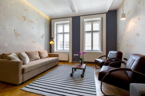 Designer Dream Home In The Absolute Center - image 5