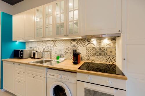 Designer Dream Home In The Absolute Center - image 6