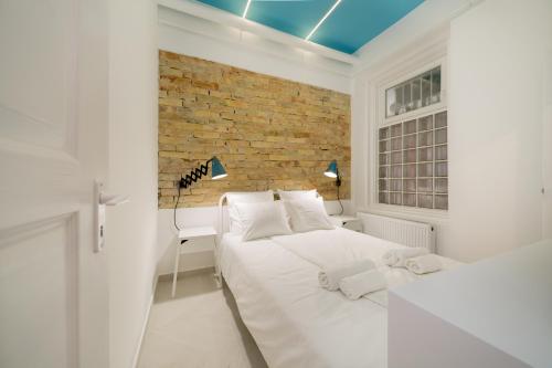 Designer Dream Home In The Absolute Center - image 12