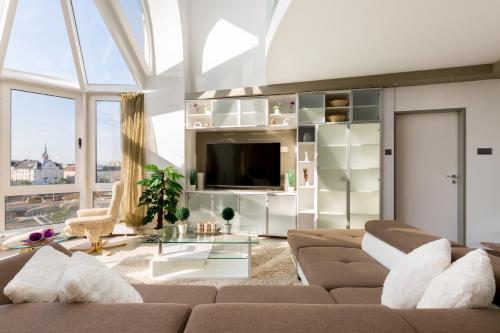 Panorama Dream Home w 3BDR A/C Garage & Jacuzzi - image 3